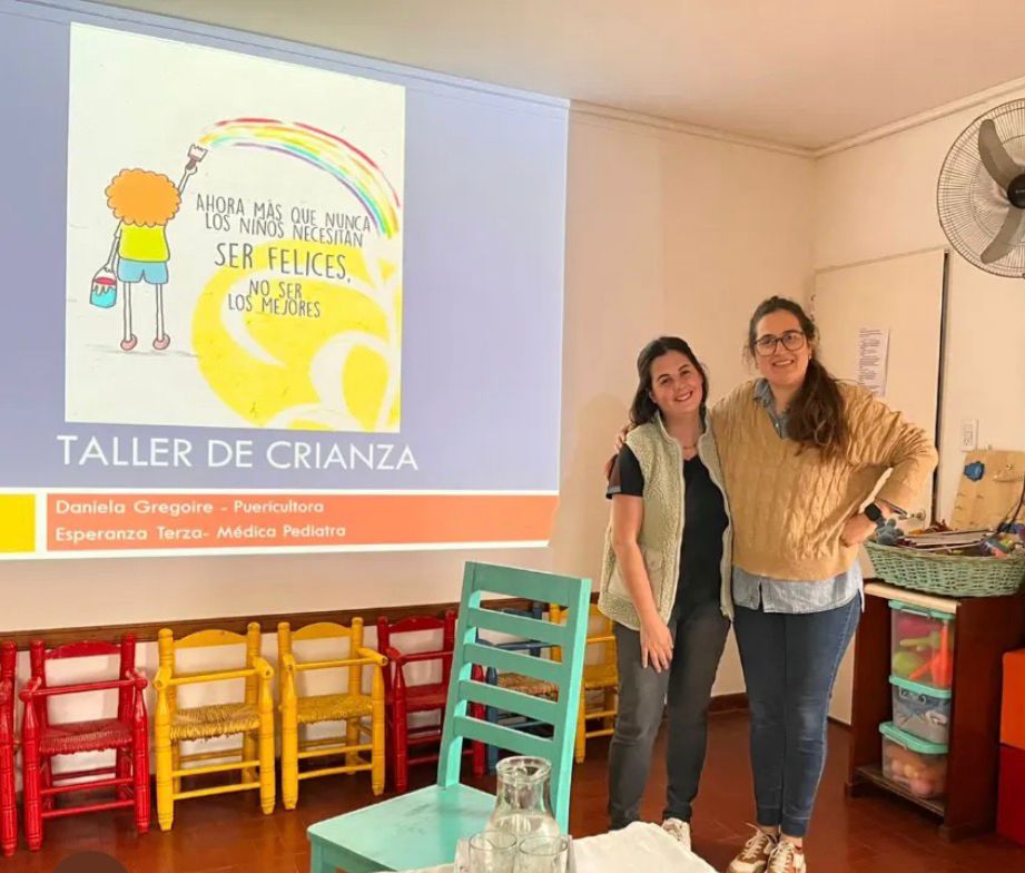 Sesión de masajes para bebés con madres